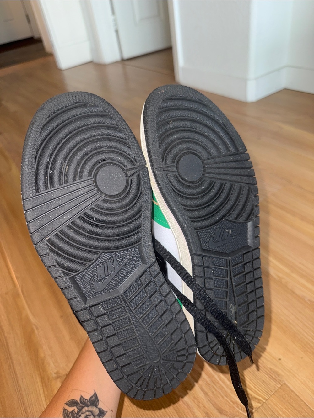 Women’s 2020 Air Jordan 1 Retro High OG ‘Lucky Green’ Size 8.5 - Picture 6 of 6